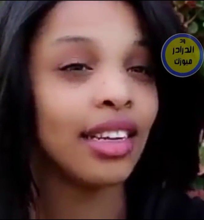 بالفيديو : الفنانة رؤى محمد نعيم سعد تحصد الاعجاب بشعر (منكوش) بعيدا عن والدها