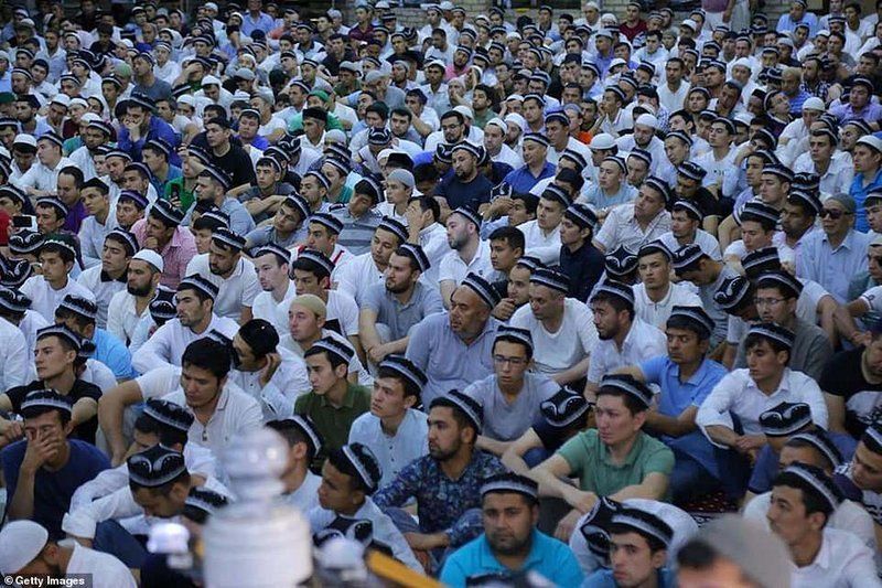 بالصور .. في أيّ دولة احتشد هؤلاء لقيام ليلة 27 رمضان؟