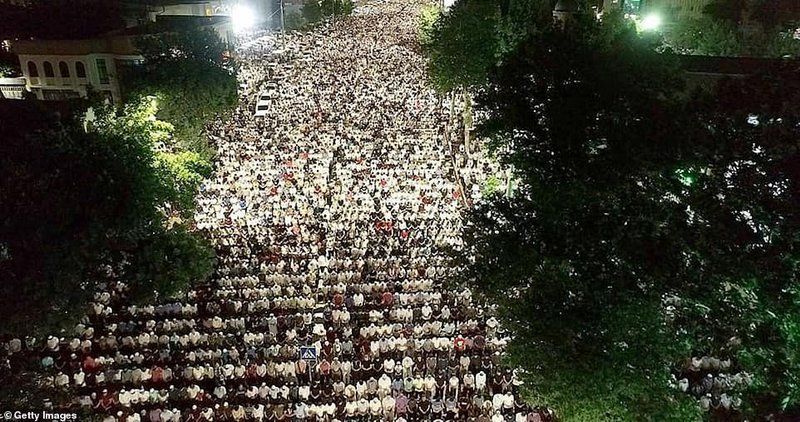 بالصور .. في أيّ دولة احتشد هؤلاء لقيام ليلة 27 رمضان؟