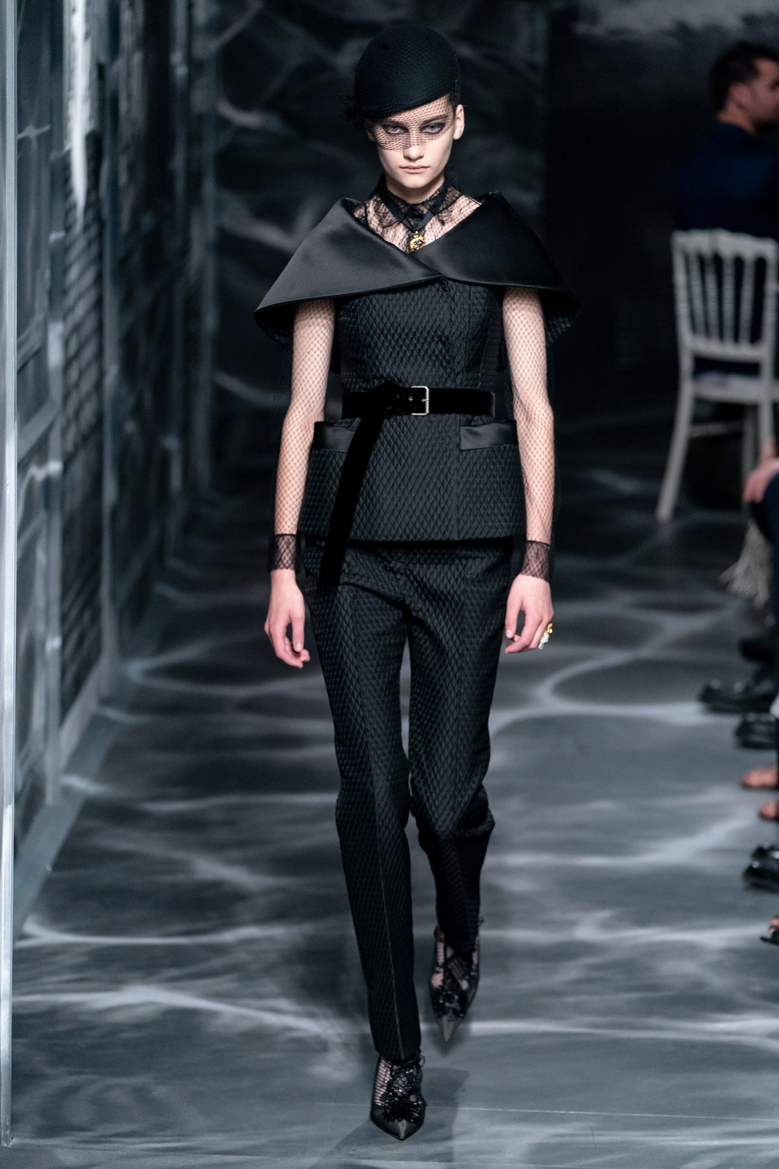 البيريه السوداء الفاخرة على منصة كريستيان ديور Christian Dior