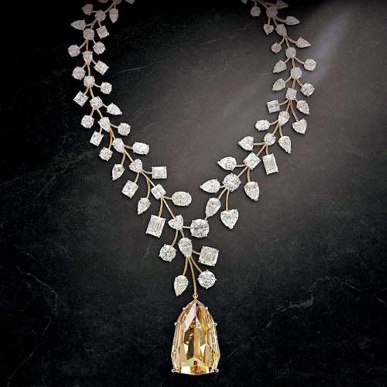 L’Incomparable Diamond Necklace ماسة لا تقارَن