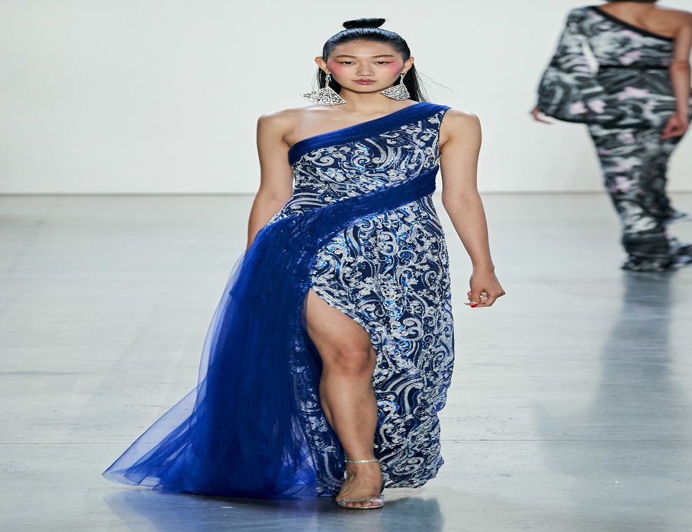 فستان بمشتقات اللون الأزرق من مجموعة تداشي شوجي