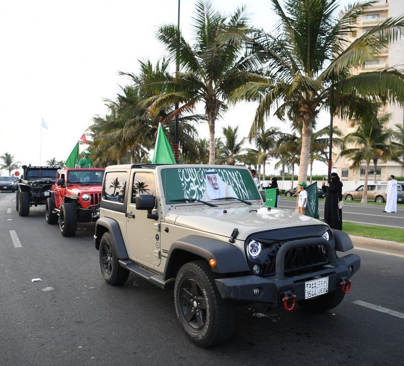 سجون مكة تحتفل باليوم الوطني عبر استعراض 300 سيارة ودراجة بـ