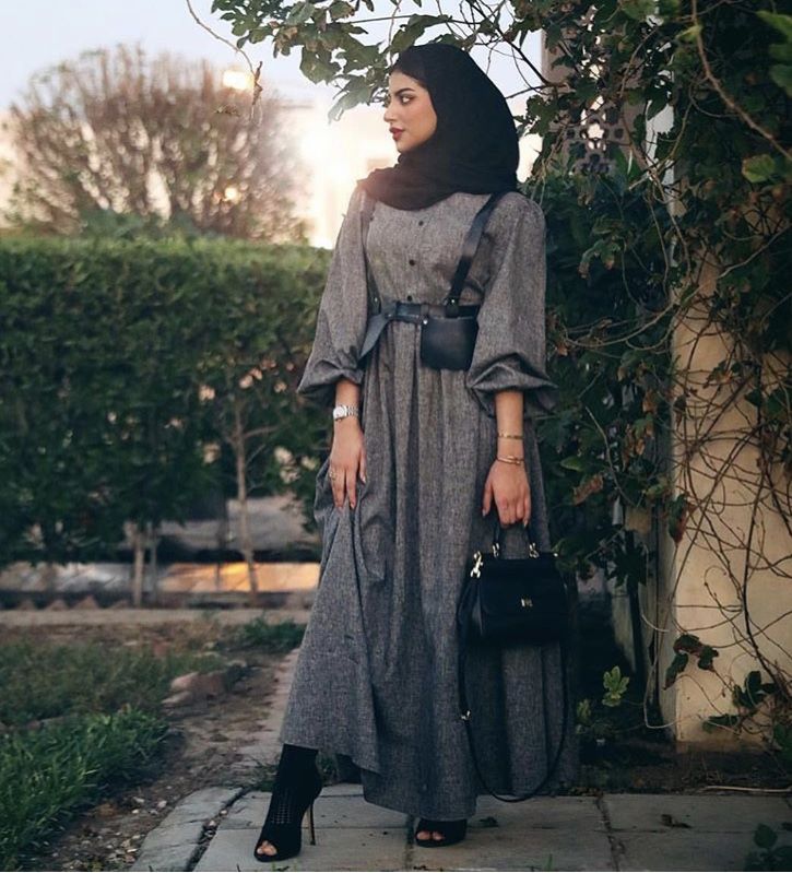 فستان رمادي مع حزام الخصر