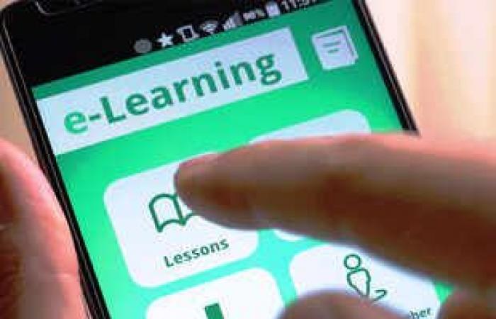 عبر الهاتف.. تطبيقات ذكية للاستفادة من منظومة «التعليم عن بعد»