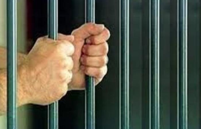 مصر   كوكتيل مخدرات.. استمرار حبس عاطلين لاتجارهما في المخدرات بأكتوبر
